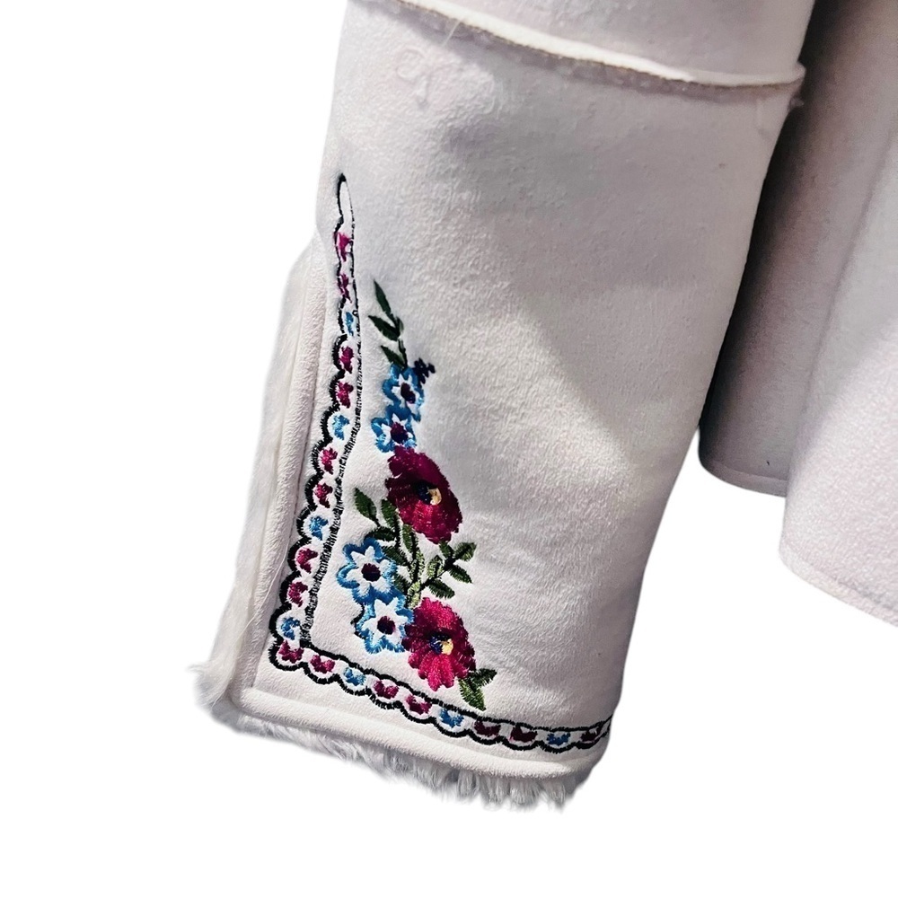 Rosy Love's 70's Style Embroidered Faux Fur Jacket Size Medium Buckle White Boho - Picture 8 of 9
